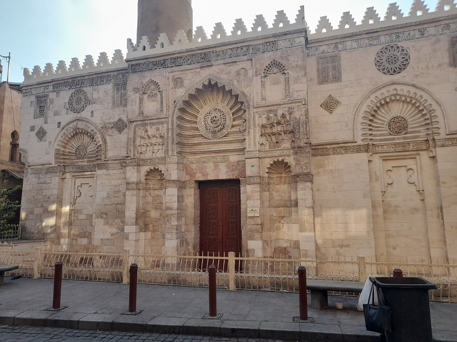 مشهد من الجامع الأقمر