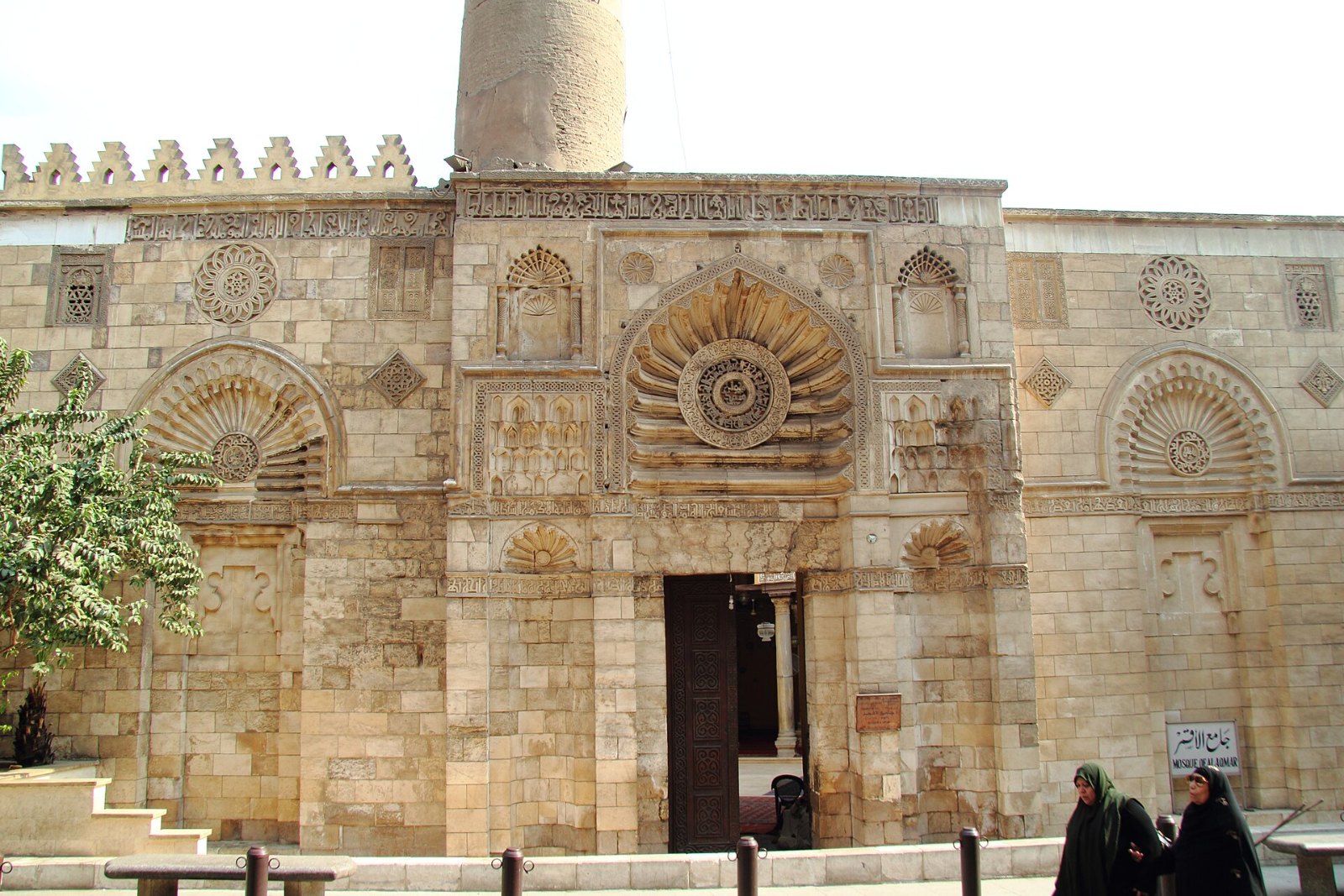 مشهد من الجامع الأقمر