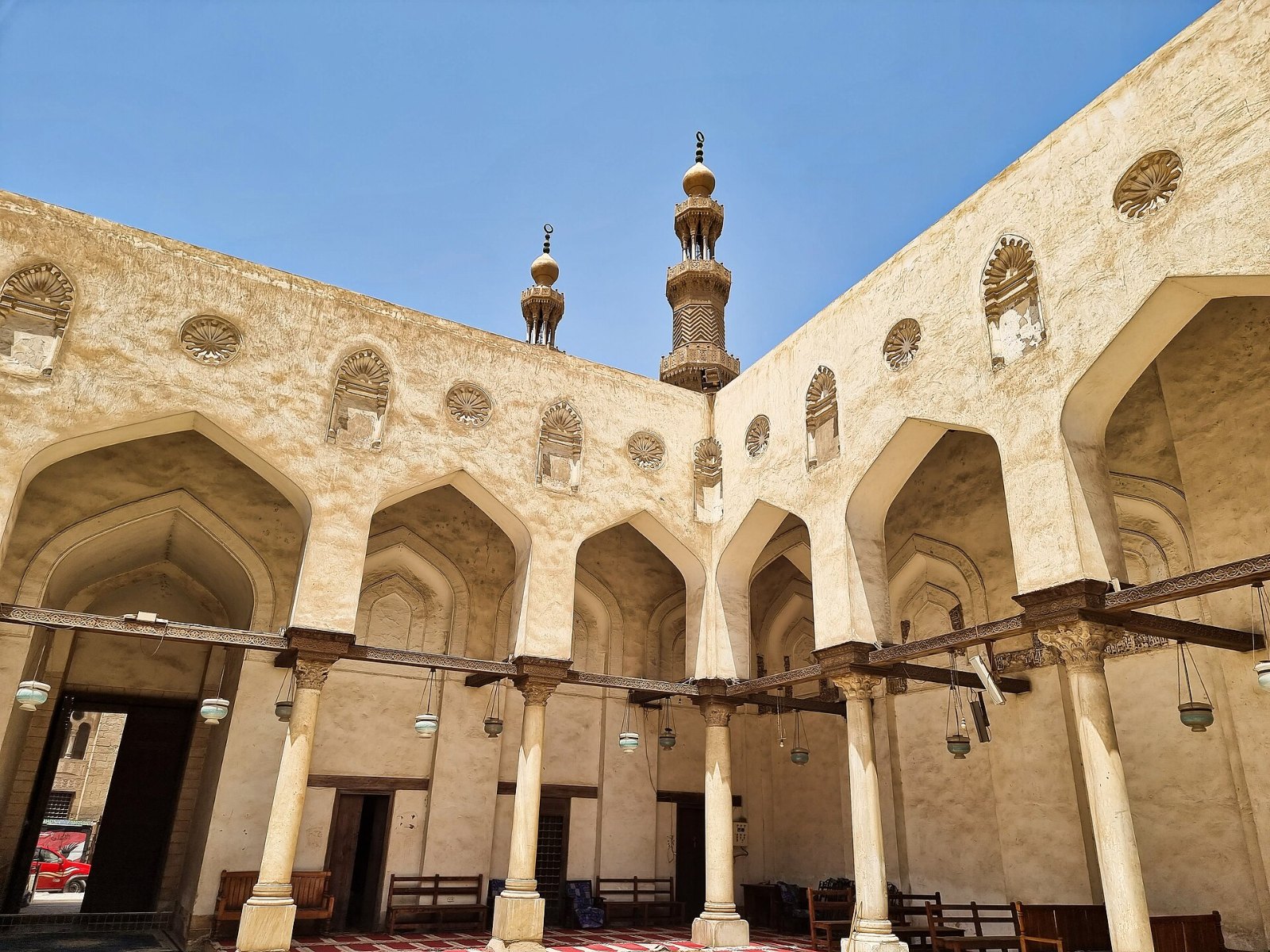 صحن جامع الصالح طلائع