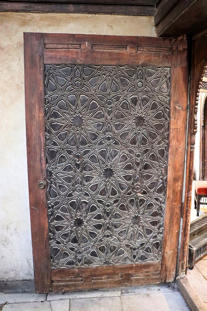 Carved stone entrance at Bayt al-Sinnari, Bayt Al-Sinnari
