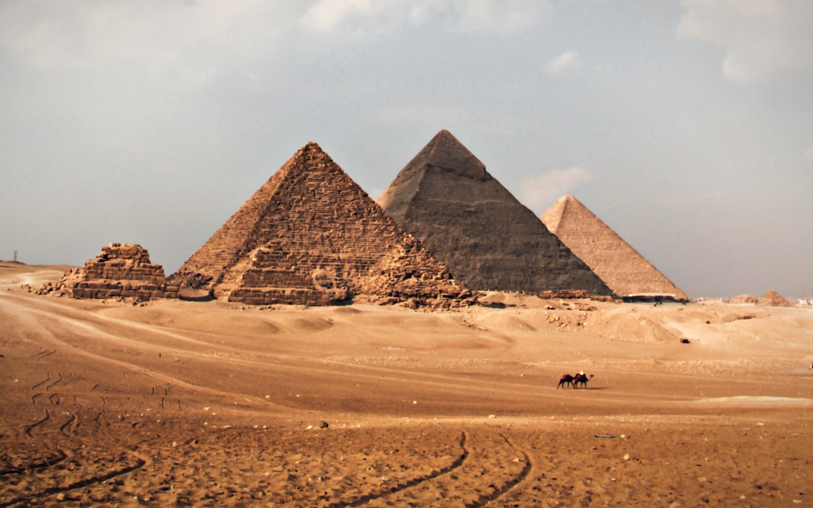 الأهرامات الثلاثة من الهضبة