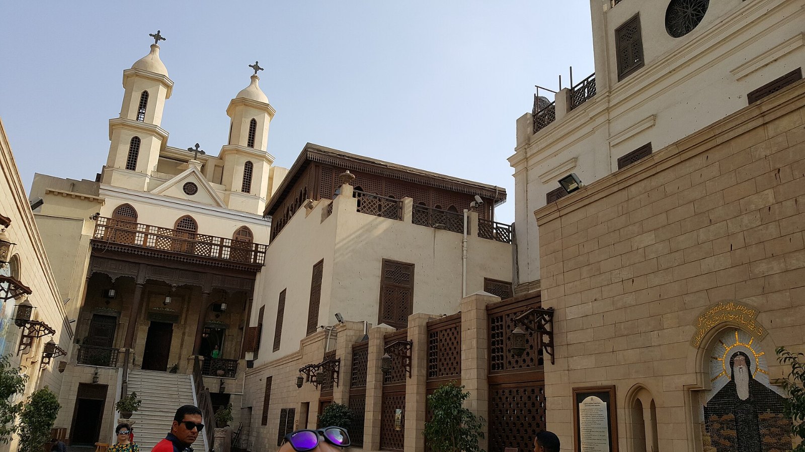 مشهد من الكنيسة المعلقة
