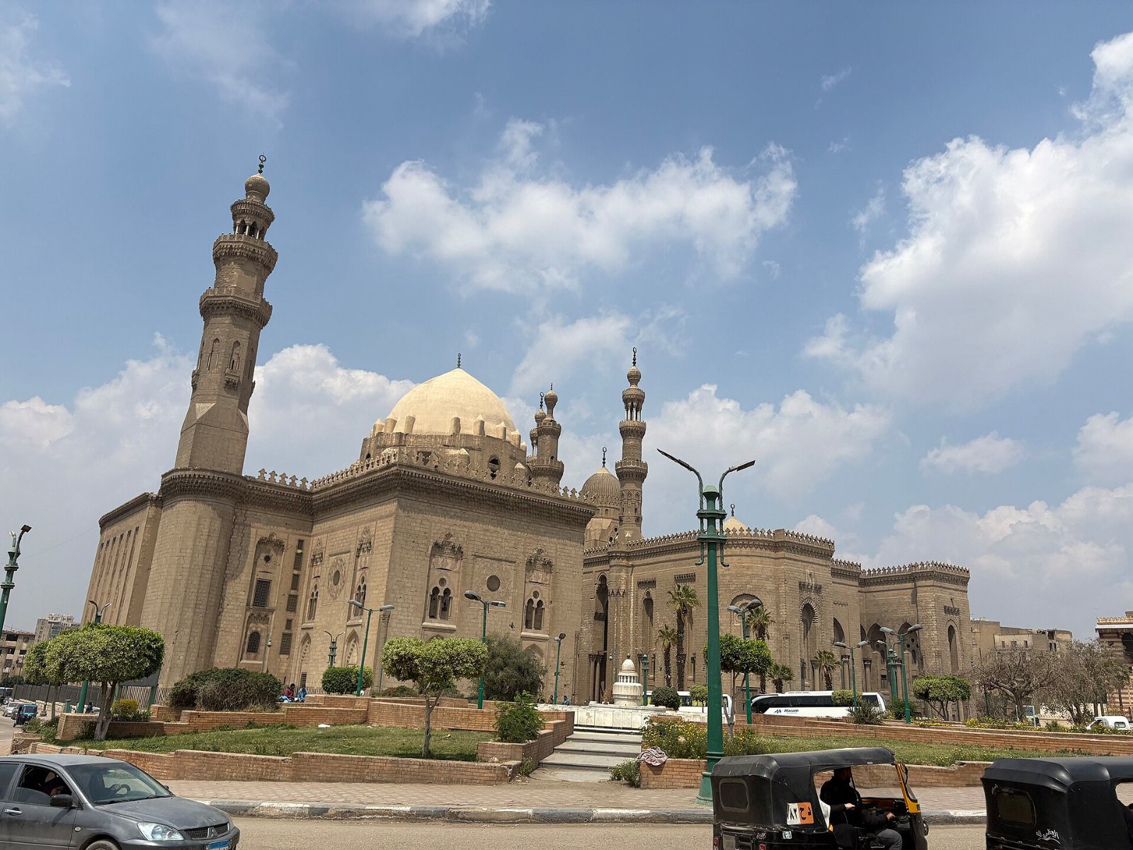 منظر عام لـمسجد ومدرسة السلطان حسن